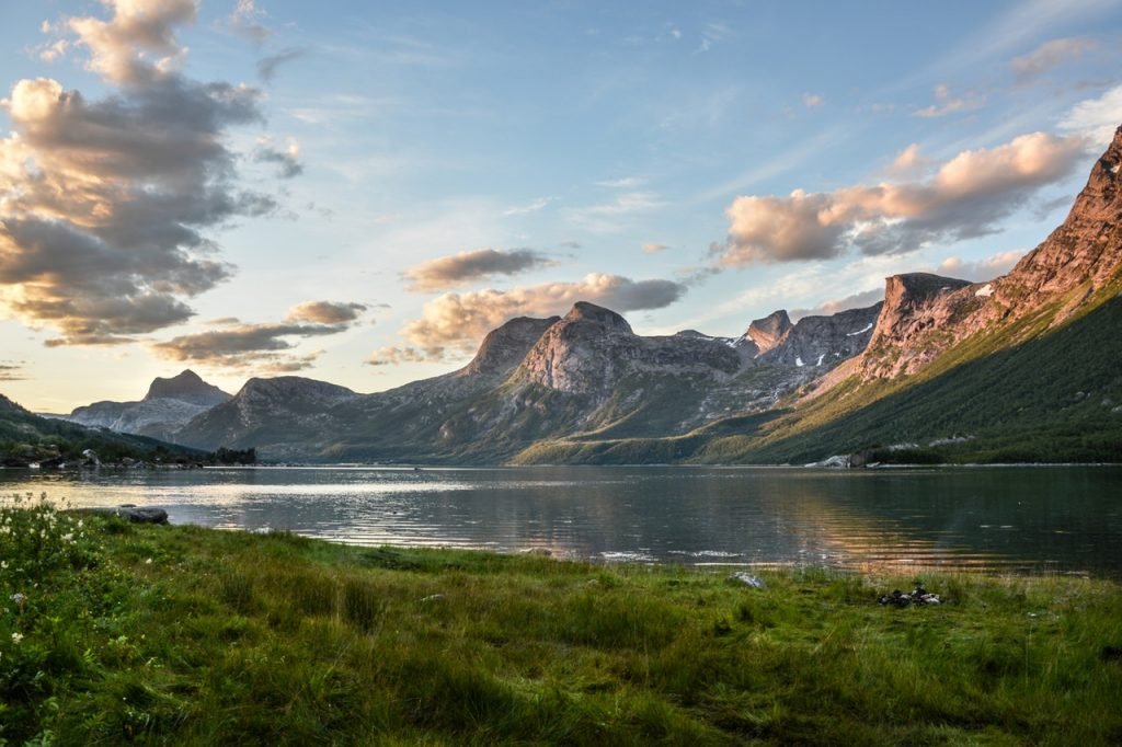 mountain and lake at sunset 135157 1024x682.jpg mountain and lake at sunset 135157 1024x682.jpg